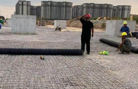 王场镇土工格栅铺设前地基要怎么处理？