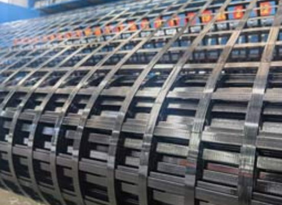 王场镇钢塑土工格栅：基建“隐形脊梁”的绿色智造与长寿命进化论